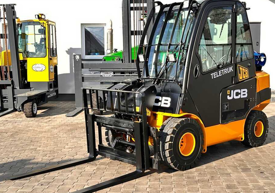 JCB TLT30G / GAS / 4100MM / FULL CABIN / FORK POSITIONER / LIKE NEW - Teleszkópos rakodó: 2 kép. JCB TLT30G / GAS / 4100MM / FULL CABIN / FORK POSITIONER / LIKE NEW - Teleszkópos rakodó: 2 kép.