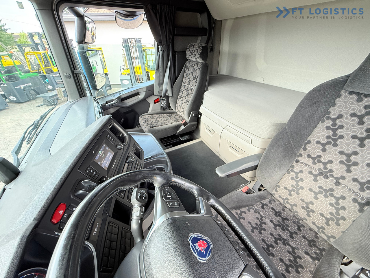 SCANIA R500 / STANDARD / RETARDER / 6X AIR SUSPENSION / PARKING AIR CONDITIONING / INTERAXLE COVERS / 2X BED / FRIDGE / RETARDER / LIKE NEW - Nyergesvontató: 2 kép. SCANIA R500 / STANDARD / RETARDER / 6X AIR SUSPENSION / PARKING AIR CONDITIONING / INTERAXLE COVERS / 2X BED / FRIDGE / RETARDER / LIKE NEW - Nyergesvontató: 2 kép.