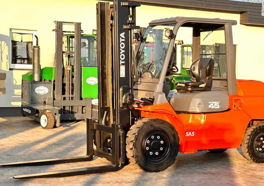 Toyota 42-4FD40 / DIESEL / 4500KG / DUPLEX / FORKS 1400MM / WELL-MAINTAINED - Dízel targonca: 3 kép. Toyota 42-4FD40 / DIESEL / 4500KG / DUPLEX / FORKS 1400MM / WELL-MAINTAINED - Dízel targonca: 3 kép.