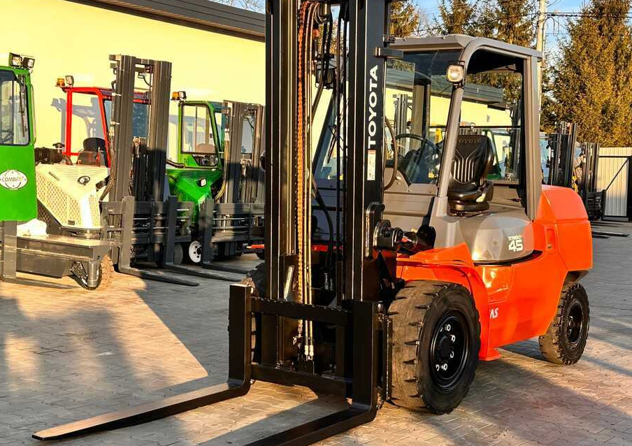 Toyota 42-4FD40 / DIESEL / 4500KG / DUPLEX / FORKS 1400MM / WELL-MAINTAINED - Dízel targonca: 2 kép. Toyota 42-4FD40 / DIESEL / 4500KG / DUPLEX / FORKS 1400MM / WELL-MAINTAINED - Dízel targonca: 2 kép.