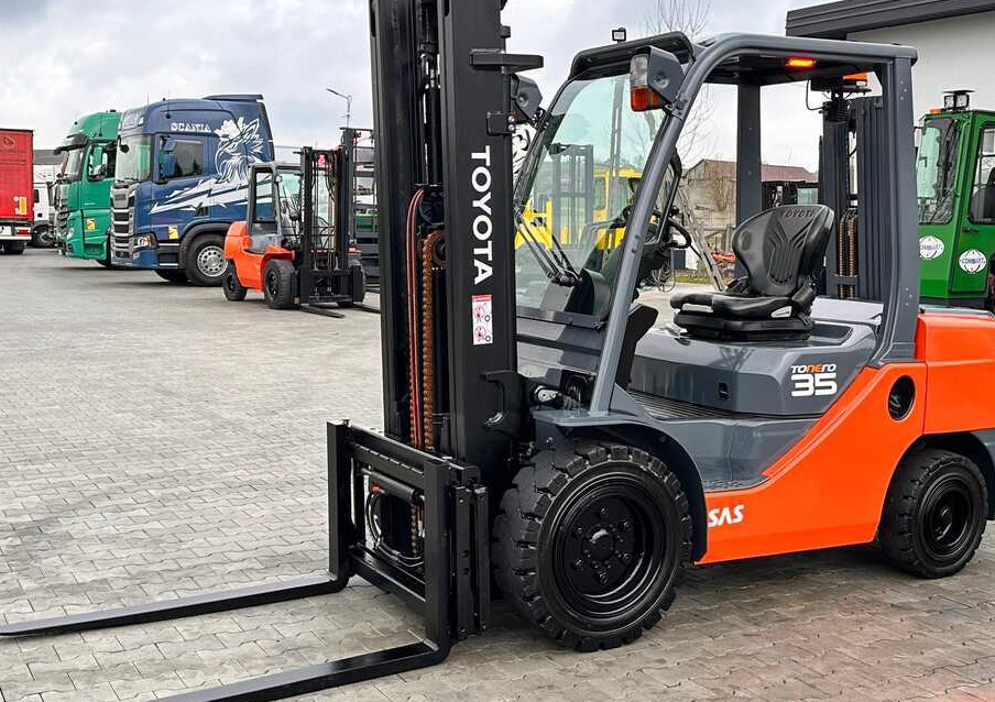 Toyota 52-8FDJF35 / DIESEL / 2016 / ONLY 2,096 HOURS / DUPLEX MAST / LIKE NEW - Dízel targonca: 2 kép. Toyota 52-8FDJF35 / DIESEL / 2016 / ONLY 2,096 HOURS / DUPLEX MAST / LIKE NEW - Dízel targonca: 2 kép.