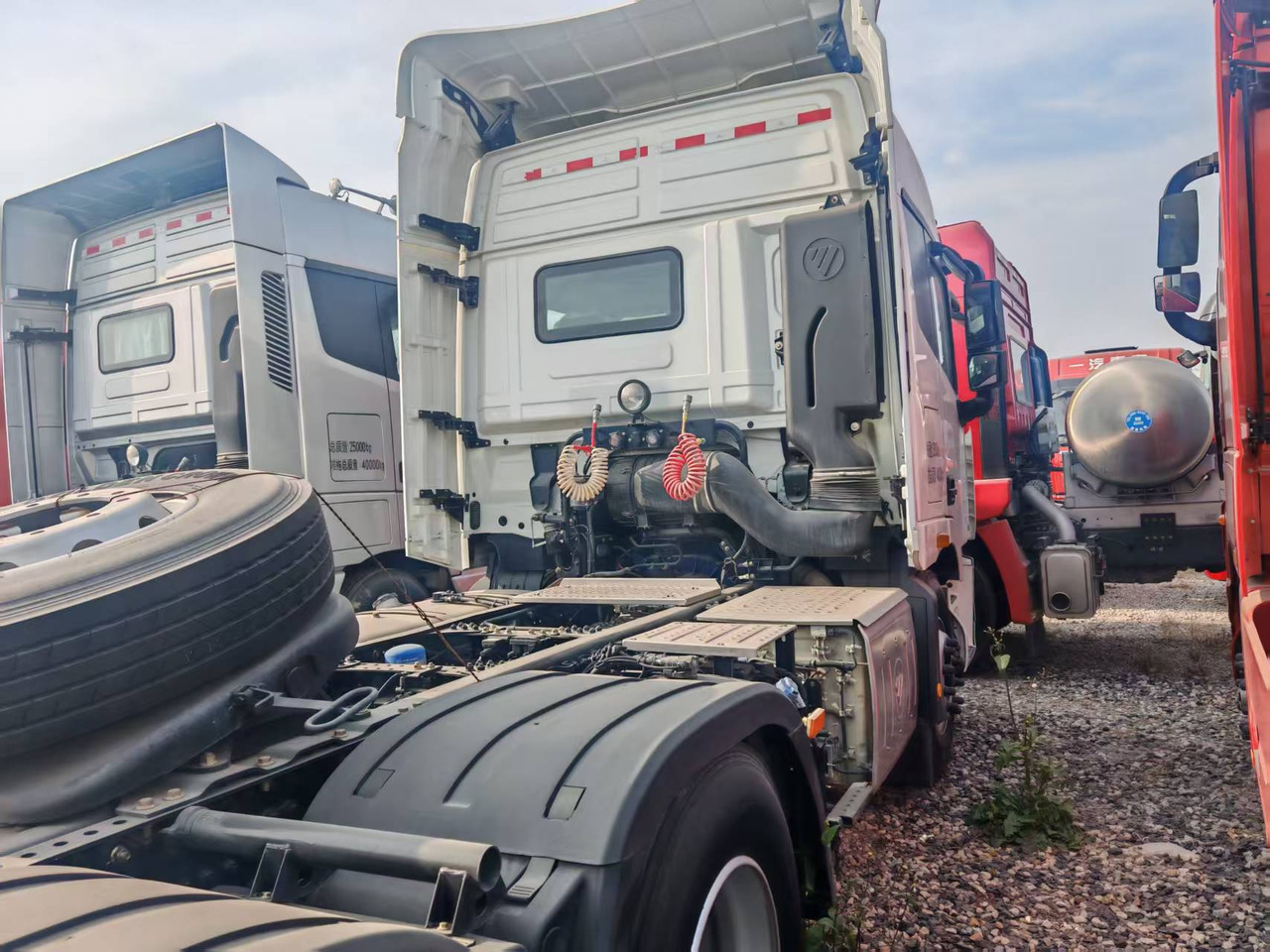 Auman 6×4 - Félpótkocsi billenőplatós: 4 kép. Auman 6×4 - Félpótkocsi billenőplatós: 4 kép.