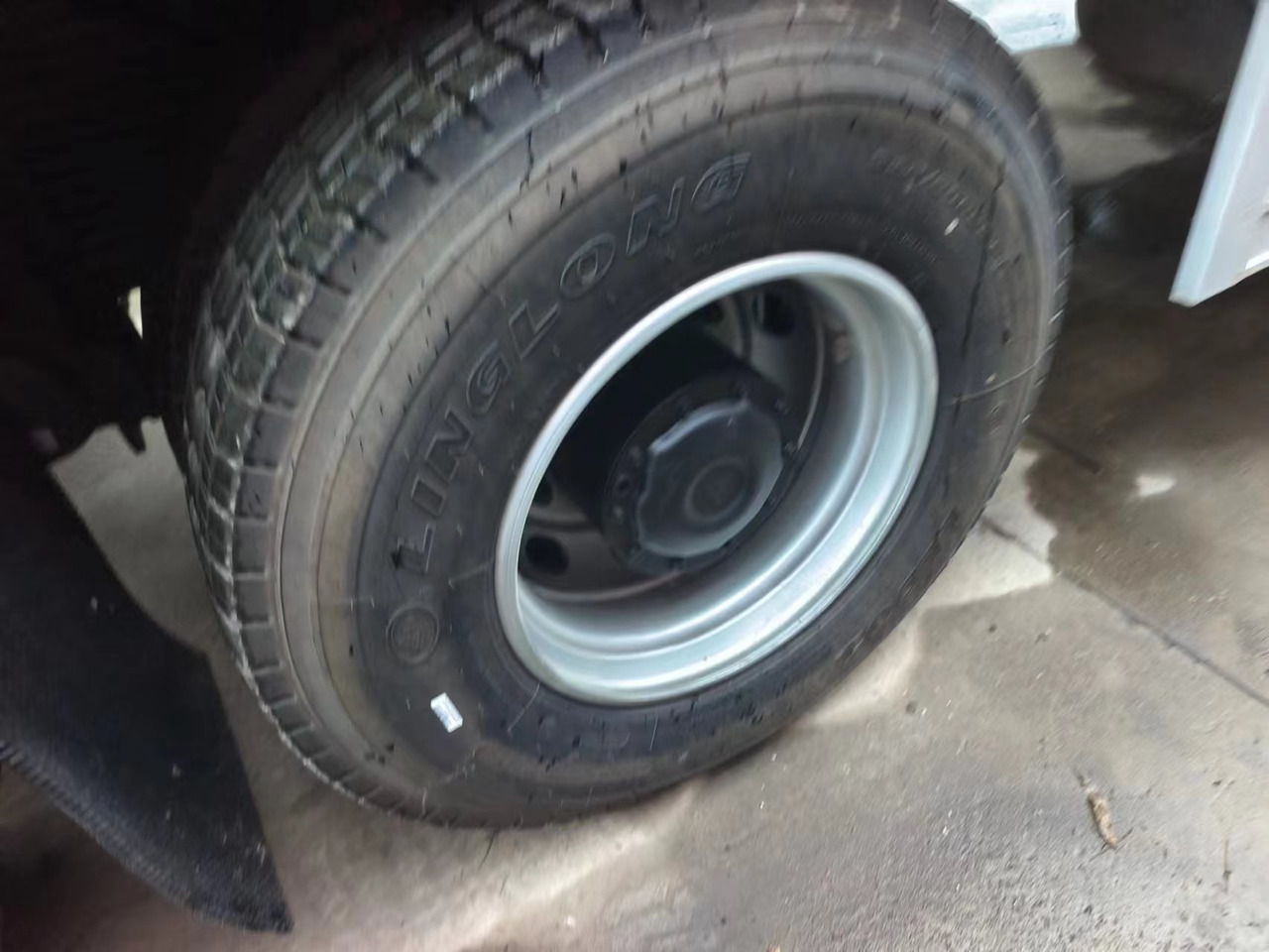 Auman Auman 6*4 dump truck - Billenőplatós teherautó: 5 kép. Auman Auman 6*4 dump truck - Billenőplatós teherautó: 5 kép.