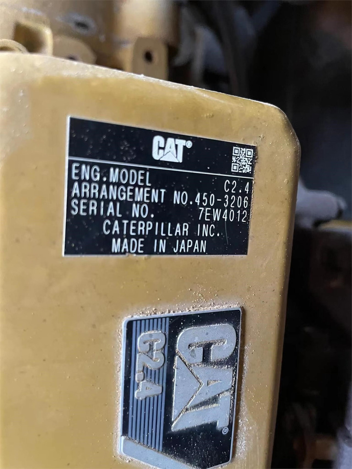 CATERPILLAR C2.4 - Motor - Kotrógép: 2 kép. CATERPILLAR C2.4 - Motor - Kotrógép: 2 kép.