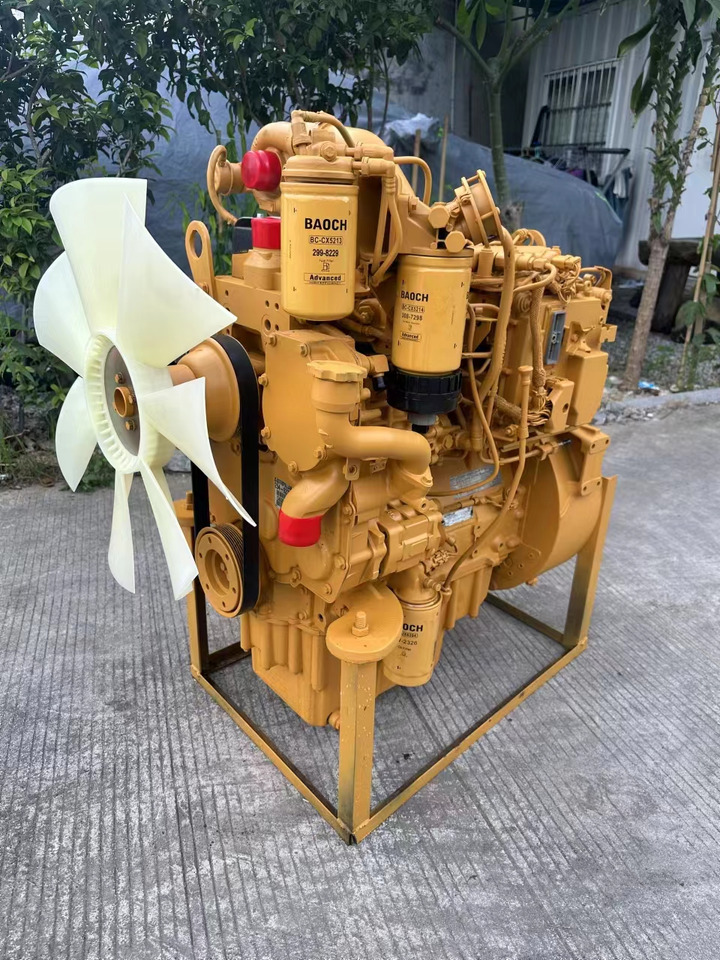 CATERPILLAR C4.4 - Motor - Kotrógép: 2 kép. CATERPILLAR C4.4 - Motor - Kotrógép: 2 kép.