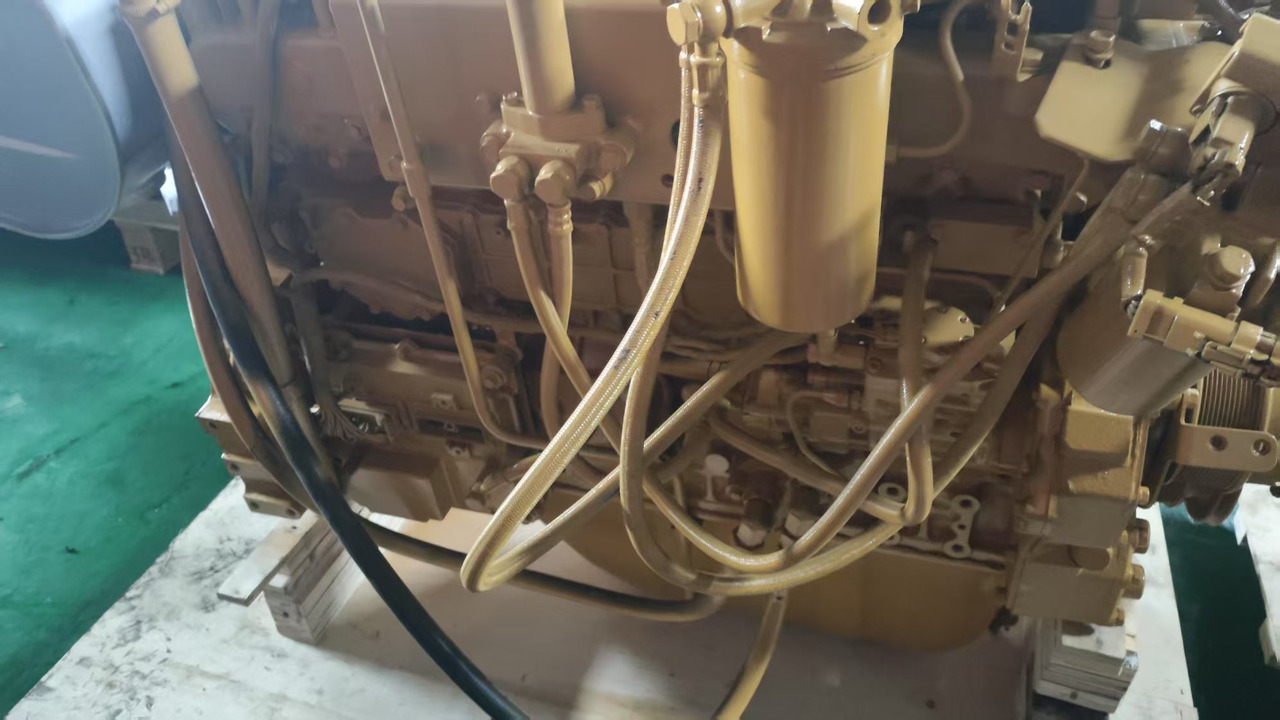 CATERPILLAR C6.4 - Motor - Kotrógép: 2 kép. CATERPILLAR C6.4 - Motor - Kotrógép: 2 kép.