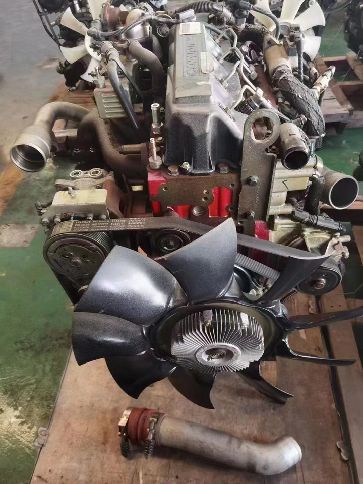 CUMMINS ISF3.8 - Motor - Kotrógép: 2 kép. CUMMINS ISF3.8 - Motor - Kotrógép: 2 kép.