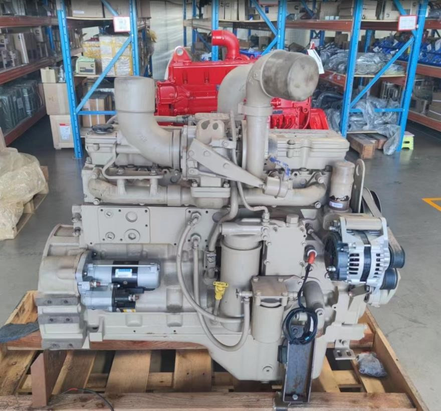 CUMMINS QSC8.3 - Motor - Kotrógép: 2 kép. CUMMINS QSC8.3 - Motor - Kotrógép: 2 kép.