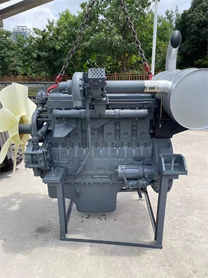 DOOSAN DE12TIS - Motor - Kotrógép: 2 kép. DOOSAN DE12TIS - Motor - Kotrógép: 2 kép.
