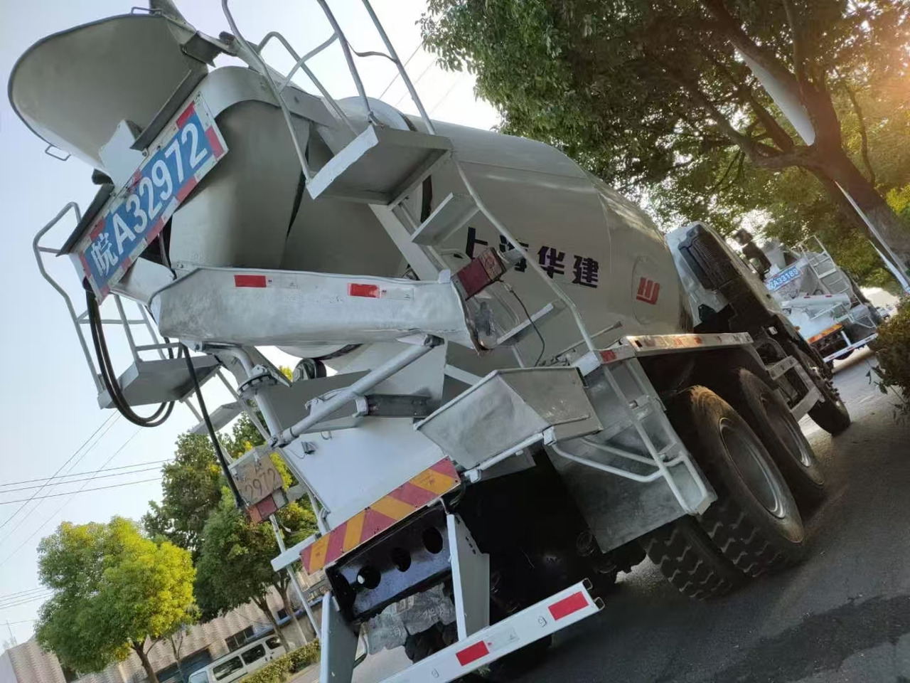 HINO 700 - Tartályos teherautó: 4 kép. HINO 700 - Tartályos teherautó: 4 kép.