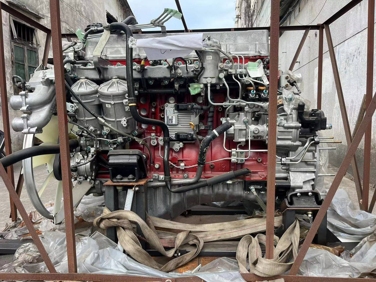 HINO E13C - Motor: 1 kép. HINO E13C - Motor: 1 kép.