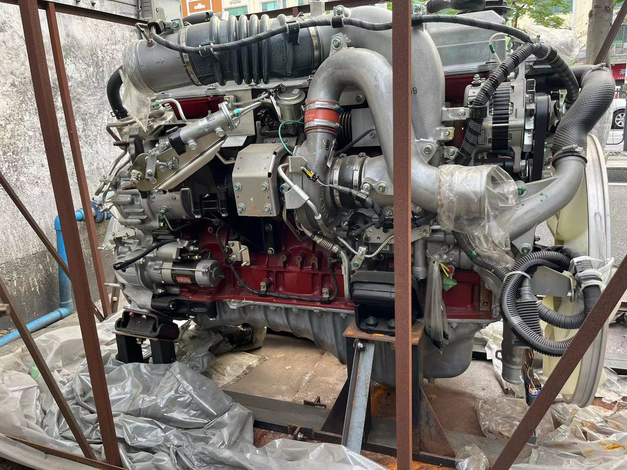 HINO E13C - Motor: 2 kép. HINO E13C - Motor: 2 kép.