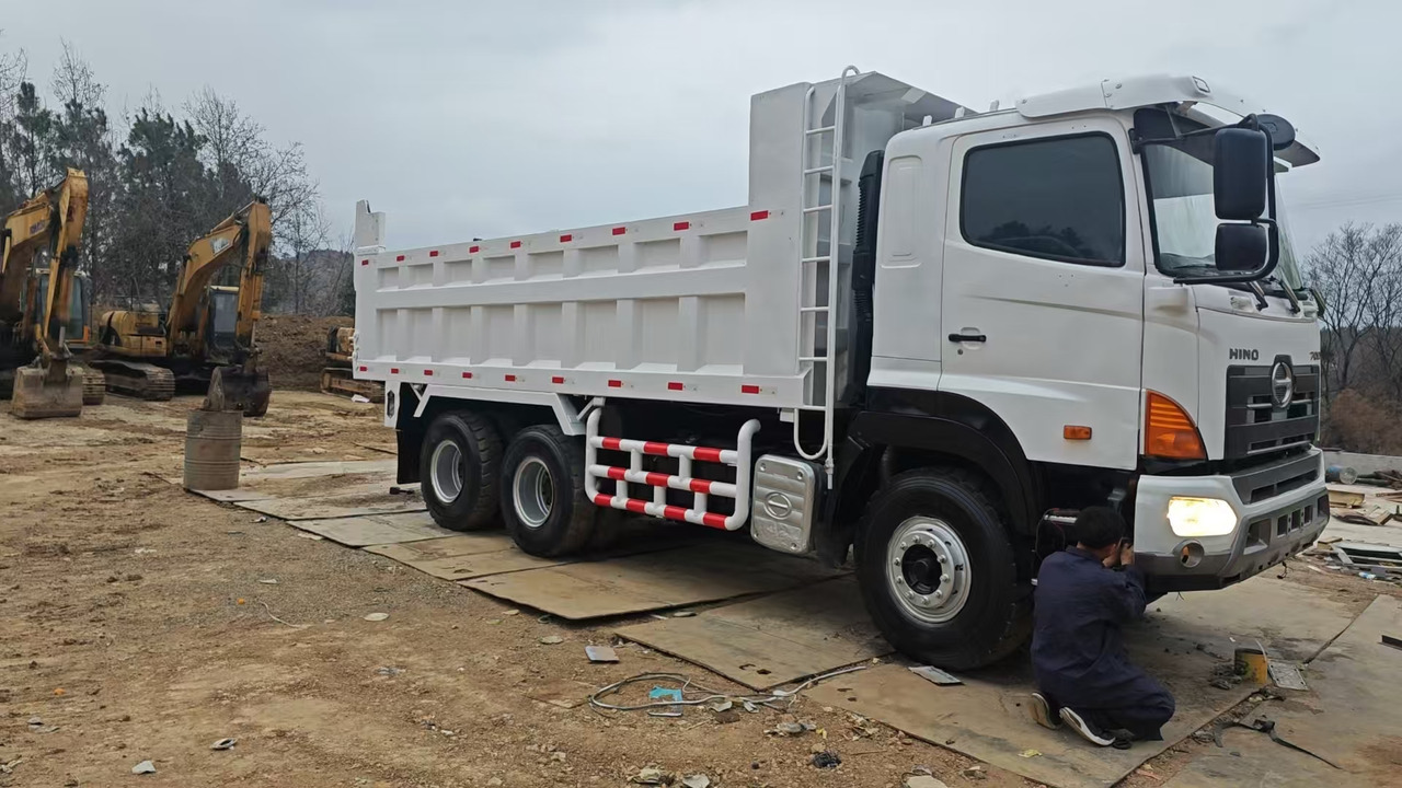 HINO HINO 700 - Billenőplatós teherautó: 3 kép. HINO HINO 700 - Billenőplatós teherautó: 3 kép.