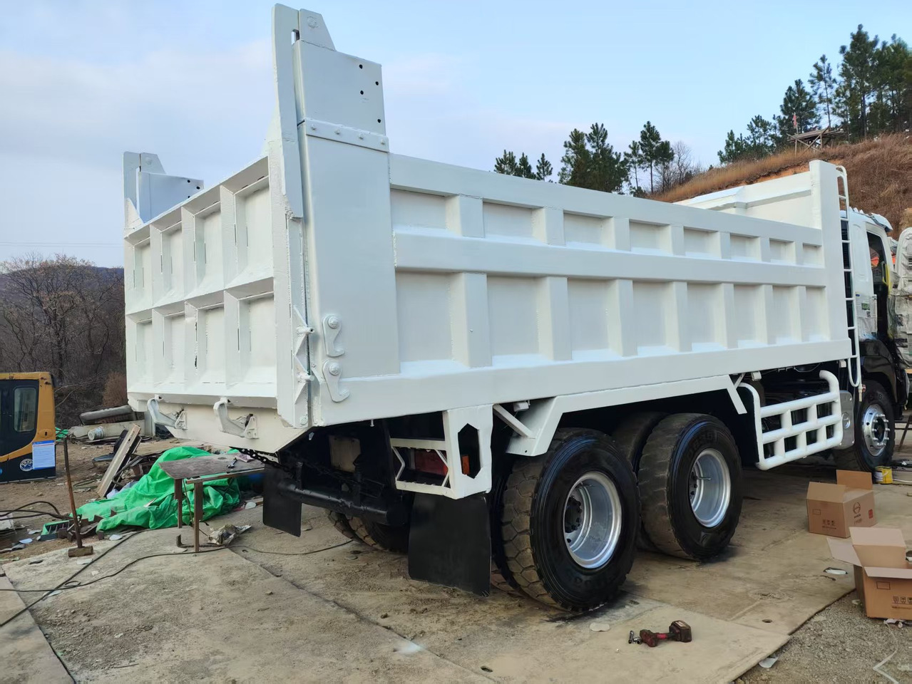 HINO HINO 700 - Billenőplatós teherautó: 2 kép. HINO HINO 700 - Billenőplatós teherautó: 2 kép.
