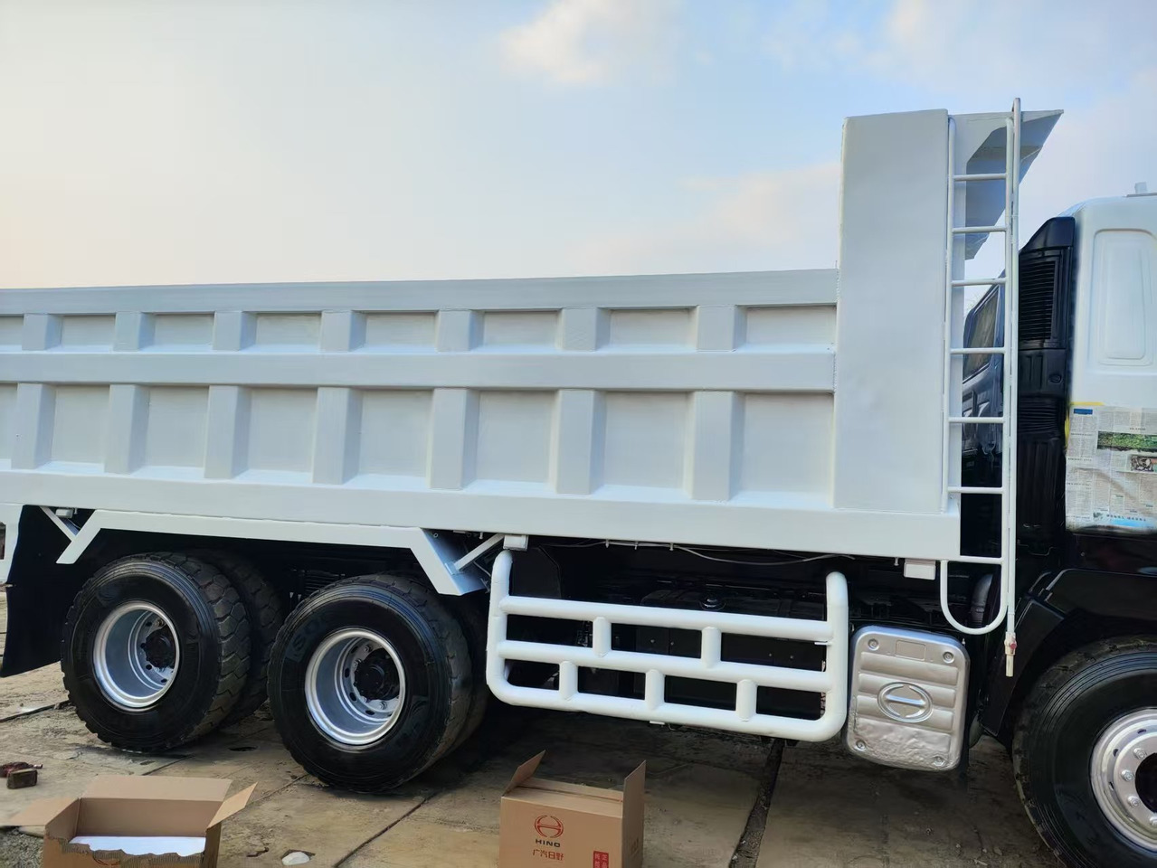 HINO HINO 700 - Billenőplatós teherautó: 5 kép. HINO HINO 700 - Billenőplatós teherautó: 5 kép.