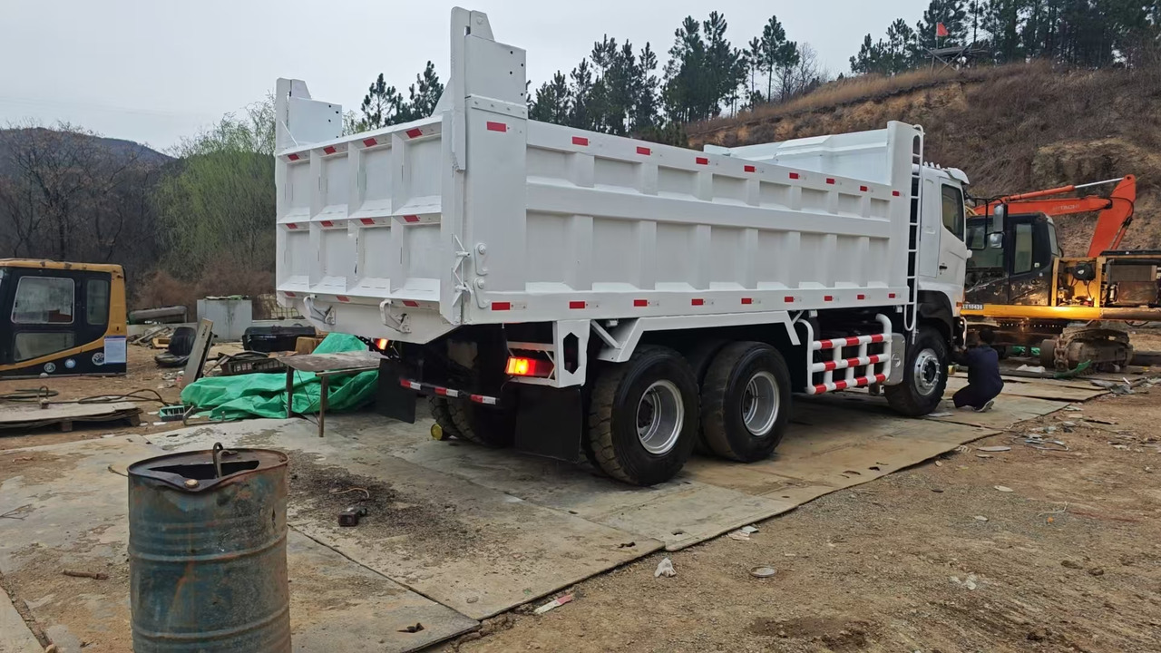 HINO HINO 700 - Billenőplatós teherautó: 4 kép. HINO HINO 700 - Billenőplatós teherautó: 4 kép.