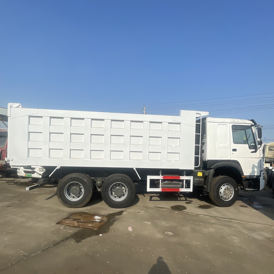 HOWO 6*4 DUMP TRUCK - Billenőplatós teherautó: 3 kép. HOWO 6*4 DUMP TRUCK - Billenőplatós teherautó: 3 kép.