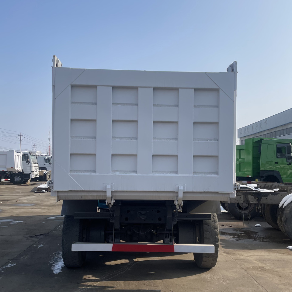 HOWO 6*4 DUMP TRUCK - Billenőplatós teherautó: 5 kép. HOWO 6*4 DUMP TRUCK - Billenőplatós teherautó: 5 kép.