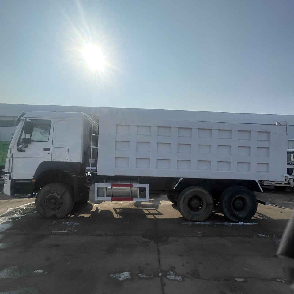 HOWO 6*4 DUMP TRUCK - Billenőplatós teherautó: 2 kép. HOWO 6*4 DUMP TRUCK - Billenőplatós teherautó: 2 kép.