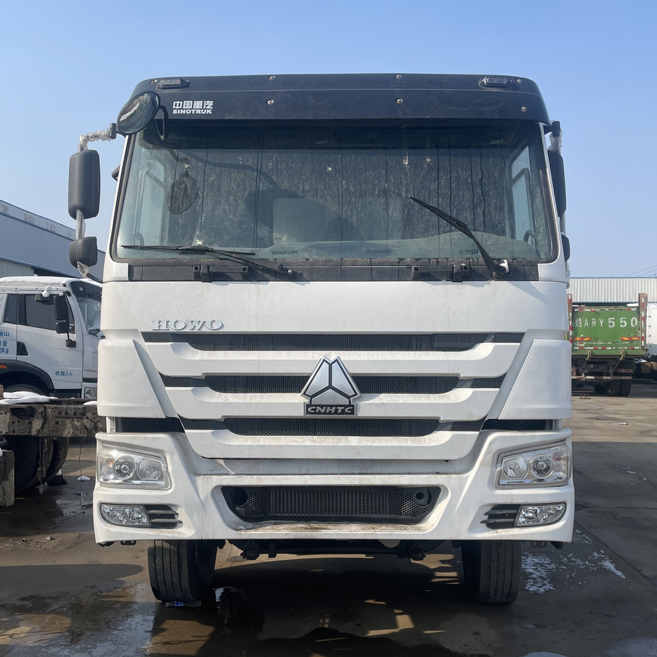 HOWO 6*4 DUMP TRUCK - Billenőplatós teherautó: 1 kép. HOWO 6*4 DUMP TRUCK - Billenőplatós teherautó: 1 kép.