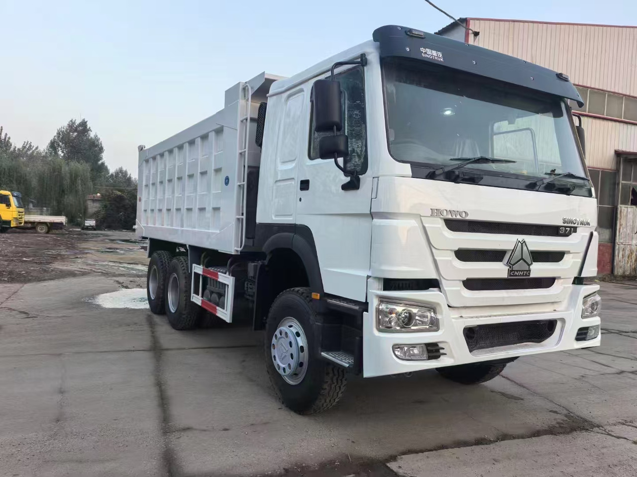 HOWO HOWO 371 SINOTRUK - Billenőplatós teherautó: 2 kép. HOWO HOWO 371 SINOTRUK - Billenőplatós teherautó: 2 kép.
