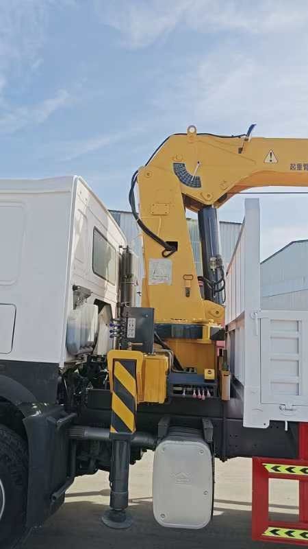 HOWO ,XCMG HOWO 375 engine,XCMG 12 tons crane truck - Darus autó: 2 kép. HOWO ,XCMG HOWO 375 engine,XCMG 12 tons crane truck - Darus autó: 2 kép.