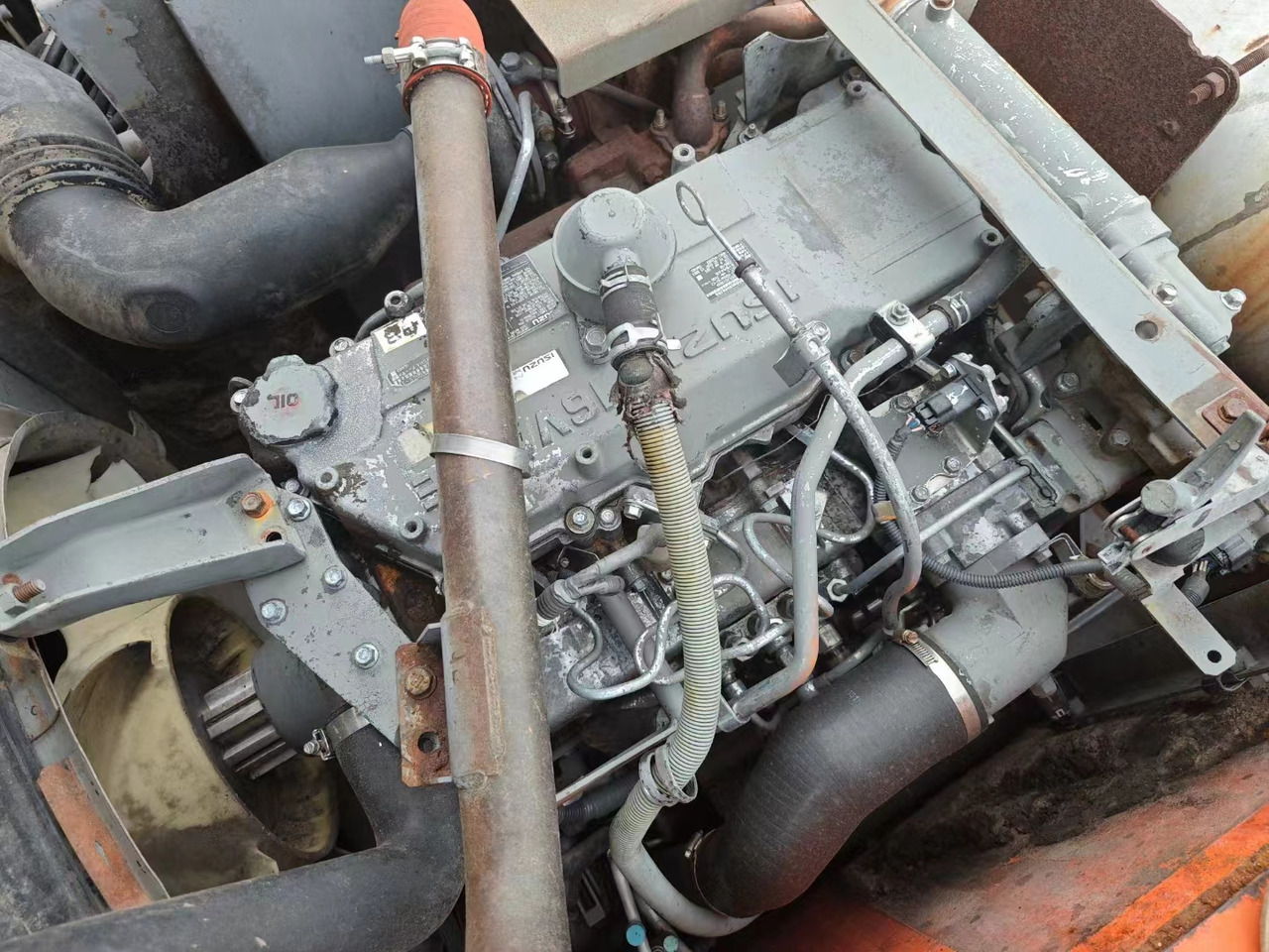 ISUZU 4HK1 - Motor - Kotrógép: 1 kép. ISUZU 4HK1 - Motor - Kotrógép: 1 kép.
