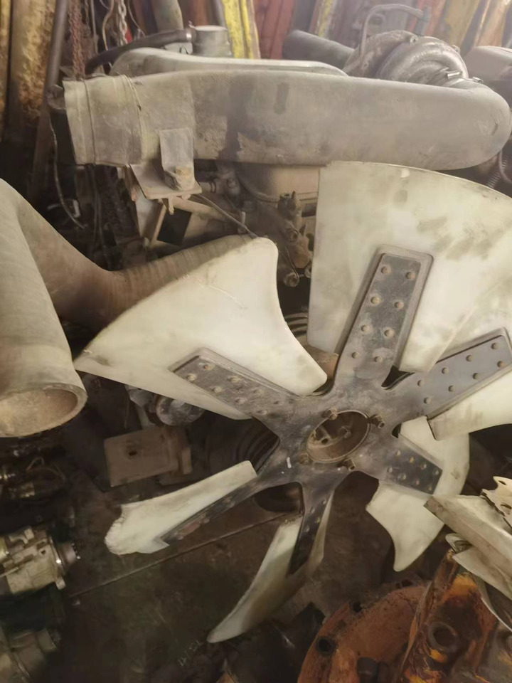 ISUZU 6SD1 - Motor - Kotrógép: 2 kép. ISUZU 6SD1 - Motor - Kotrógép: 2 kép.