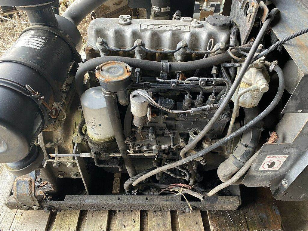 ISUZU C240 - Motor - Villás targonca: 1 kép. ISUZU C240 - Motor - Villás targonca: 1 kép.