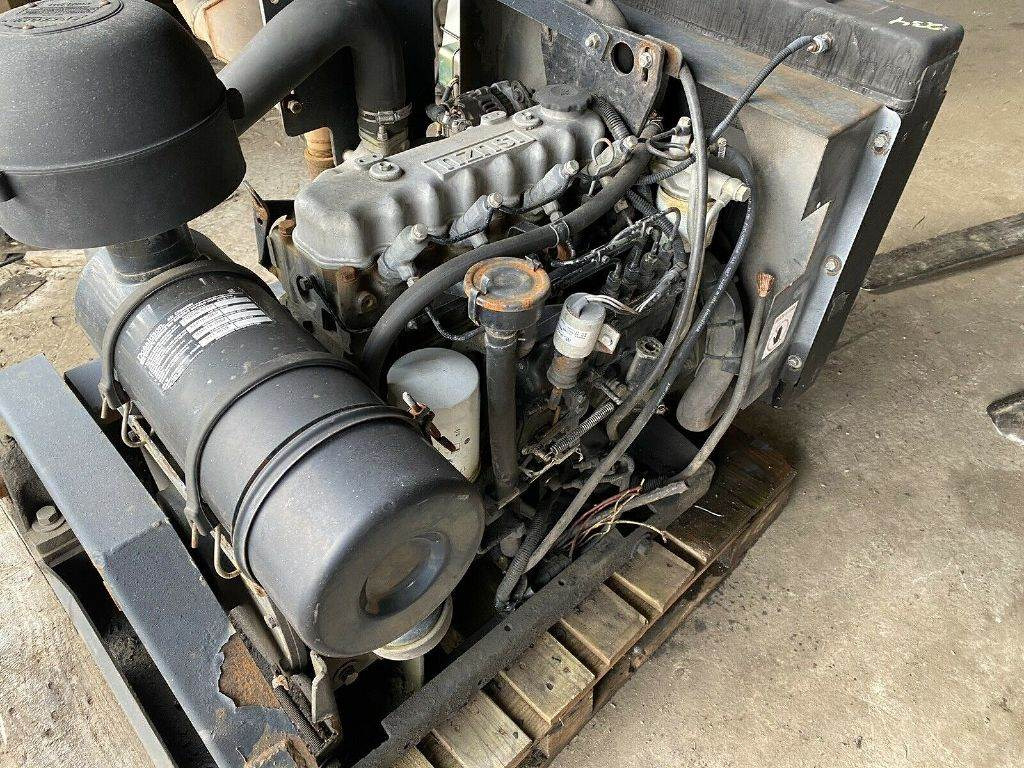 ISUZU C240 - Motor - Villás targonca: 2 kép. ISUZU C240 - Motor - Villás targonca: 2 kép.