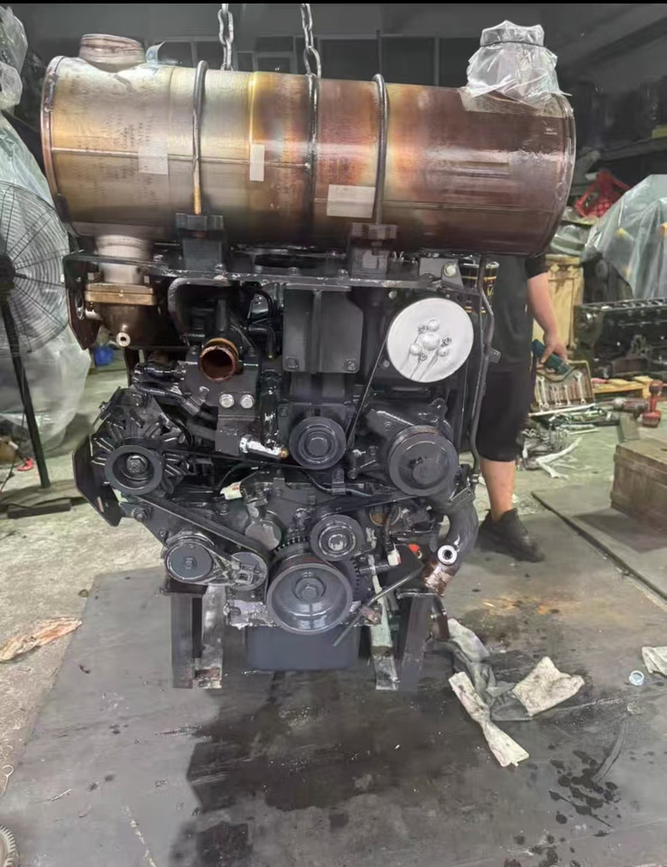 KOMATSU 4D95LE-6 - Motor - Kotrógép: 4 kép. KOMATSU 4D95LE-6 - Motor - Kotrógép: 4 kép.
