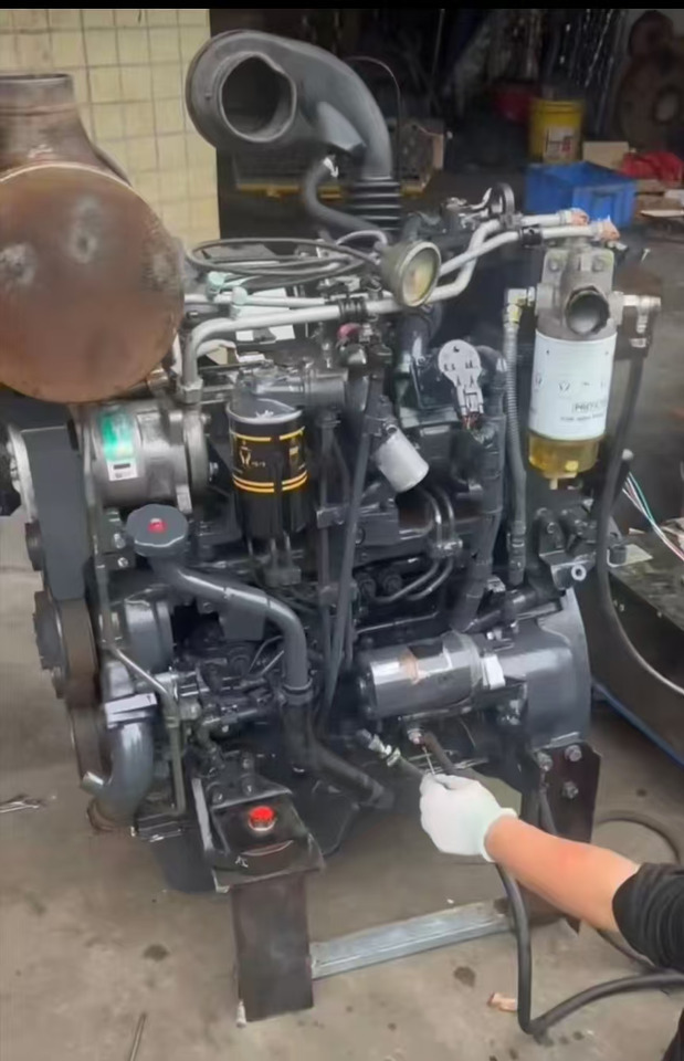 KOMATSU 4D95LE-6 - Motor - Kotrógép: 5 kép. KOMATSU 4D95LE-6 - Motor - Kotrógép: 5 kép.