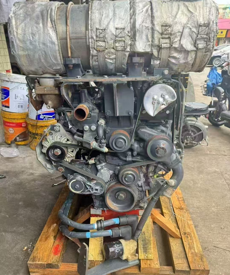 KOMATSU 4D95LE-6 - Motor - Kotrógép: 2 kép. KOMATSU 4D95LE-6 - Motor - Kotrógép: 2 kép.