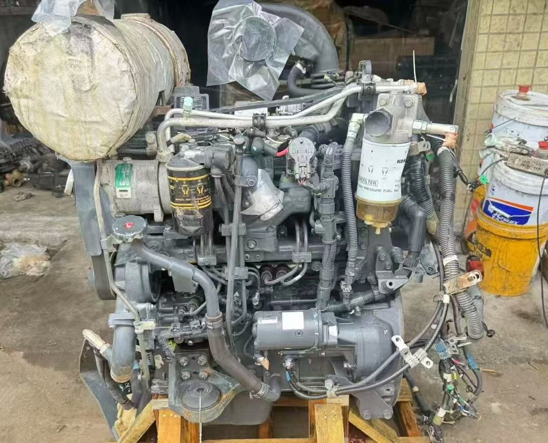 KOMATSU 4D95LE-6 - Motor - Minikotró: 3 kép. KOMATSU 4D95LE-6 - Motor - Minikotró: 3 kép.