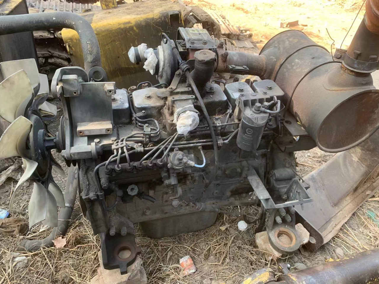 KOMATSU 6D102 - Motor - Kotrógép: 3 kép. KOMATSU 6D102 - Motor - Kotrógép: 3 kép.