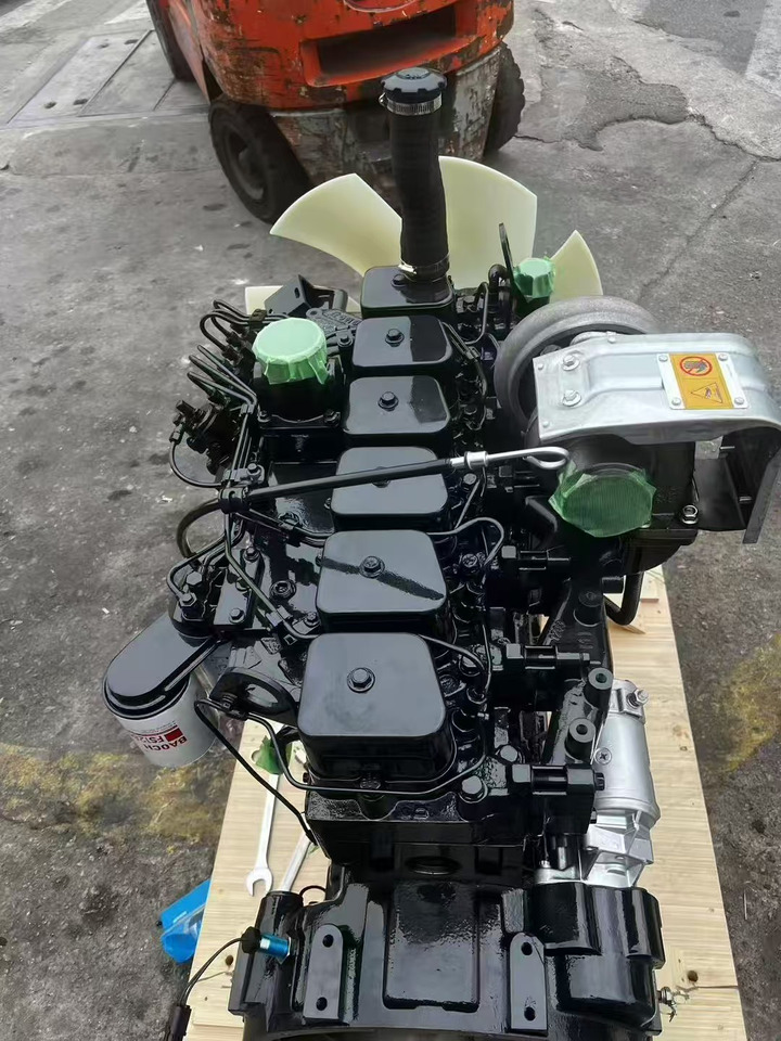 KOMATSU 6D102E - Motor - Kotrógép: 1 kép. KOMATSU 6D102E - Motor - Kotrógép: 1 kép.