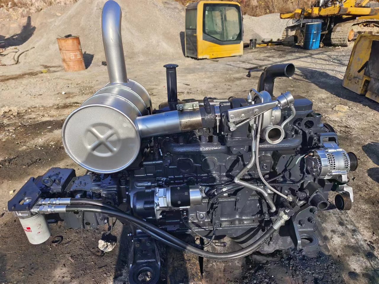 KOMATSU 6D107E-1 - Motor - Kotrógép: 2 kép. KOMATSU 6D107E-1 - Motor - Kotrógép: 2 kép.