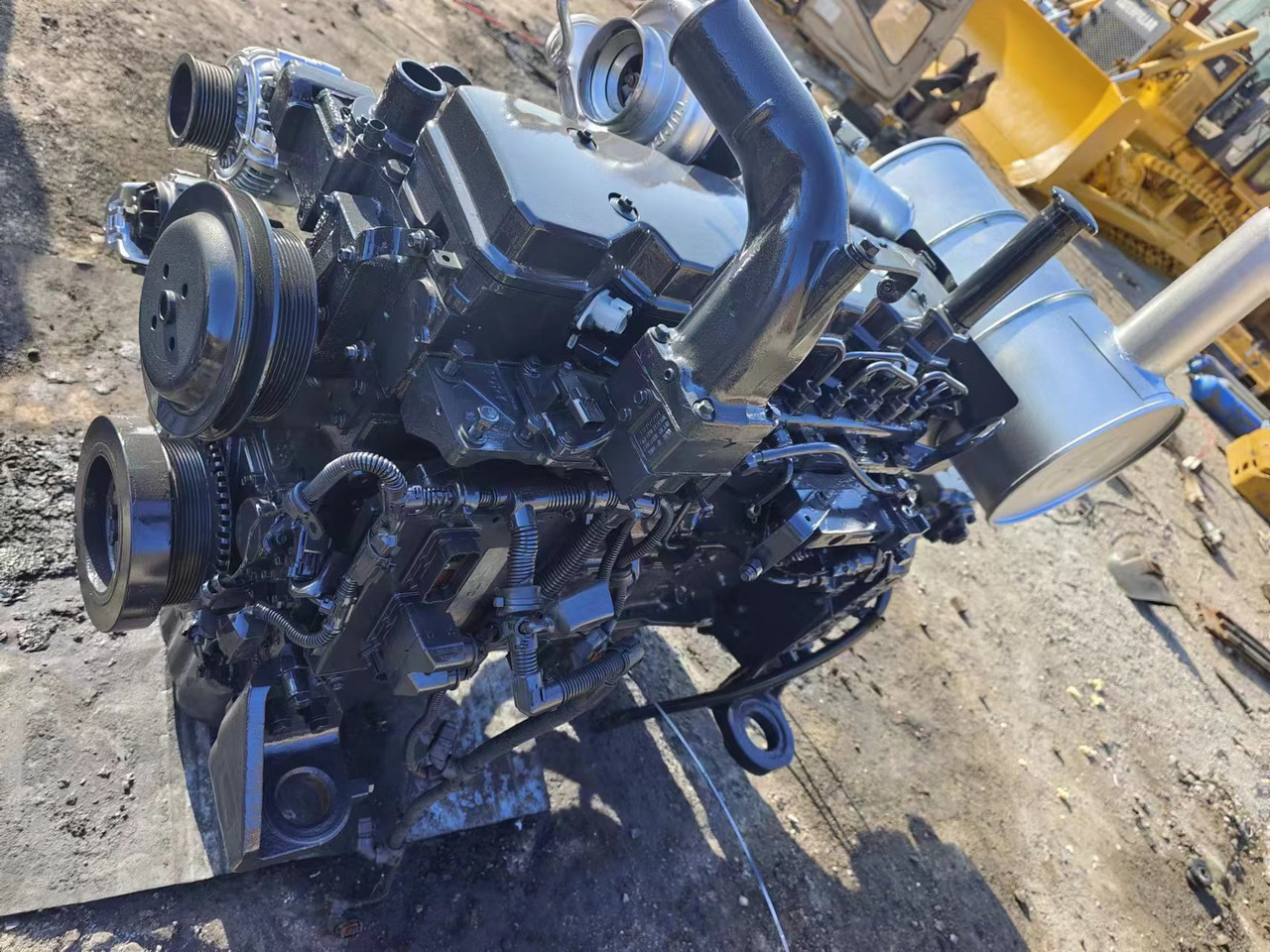 KOMATSU 6D107E-1 - Motor - Kotrógép: 4 kép. KOMATSU 6D107E-1 - Motor - Kotrógép: 4 kép.