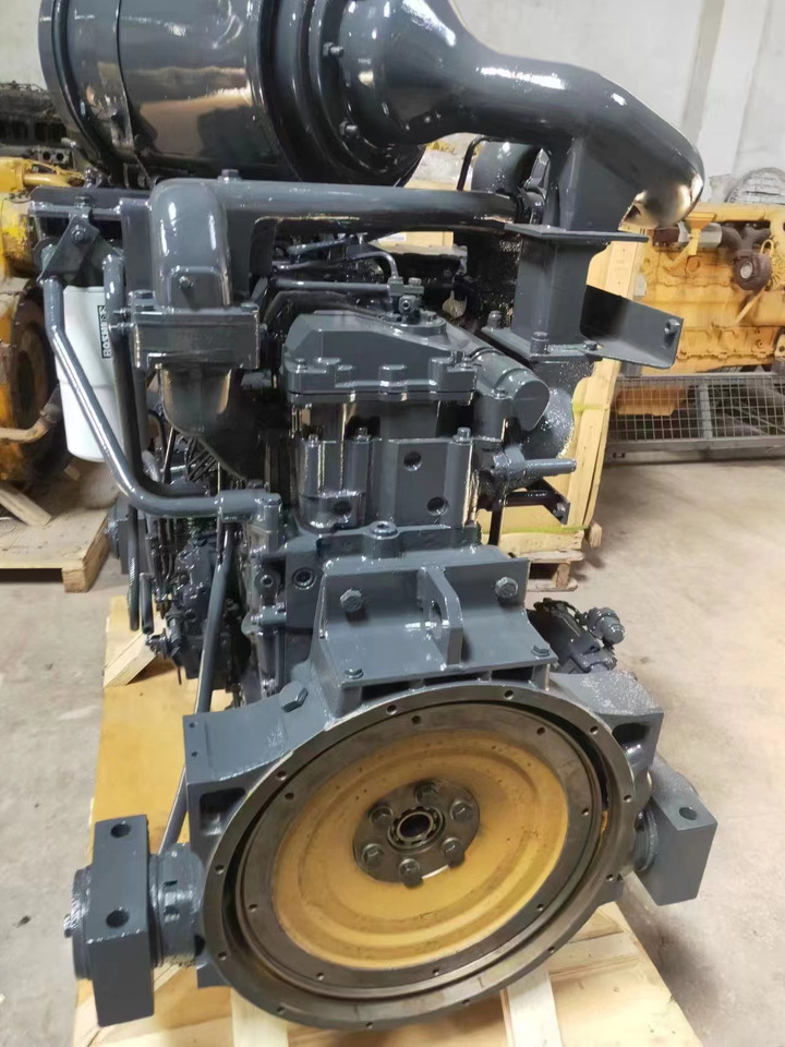 KOMATSU 6D125 - Motor - Kotrógép: 4 kép. KOMATSU 6D125 - Motor - Kotrógép: 4 kép.