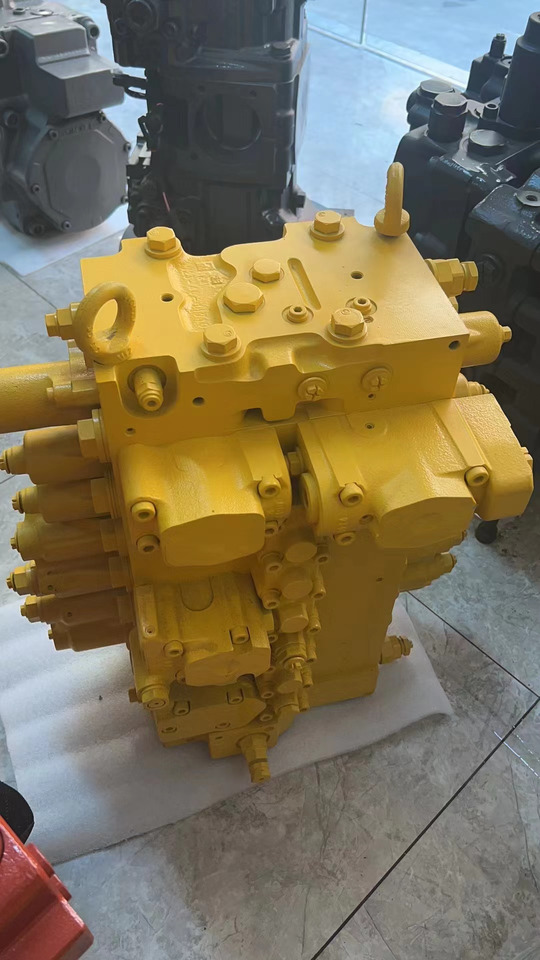 KOMATSU 723-48-26701 - Hidraulikus szelep - Kotrógép: 4 kép. KOMATSU 723-48-26701 - Hidraulikus szelep - Kotrógép: 4 kép.