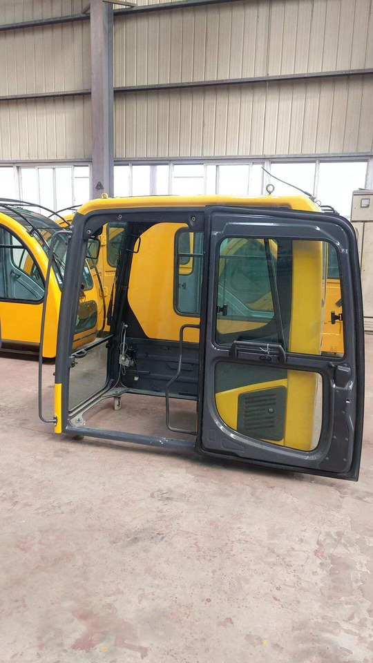 KOMATSU PC 210-8 - Fülke - Kotrógép: 3 kép. KOMATSU PC 210-8 - Fülke - Kotrógép: 3 kép.