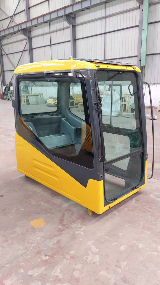 KOMATSU PC 210-8 - Fülke - Kotrógép: 2 kép. KOMATSU PC 210-8 - Fülke - Kotrógép: 2 kép.