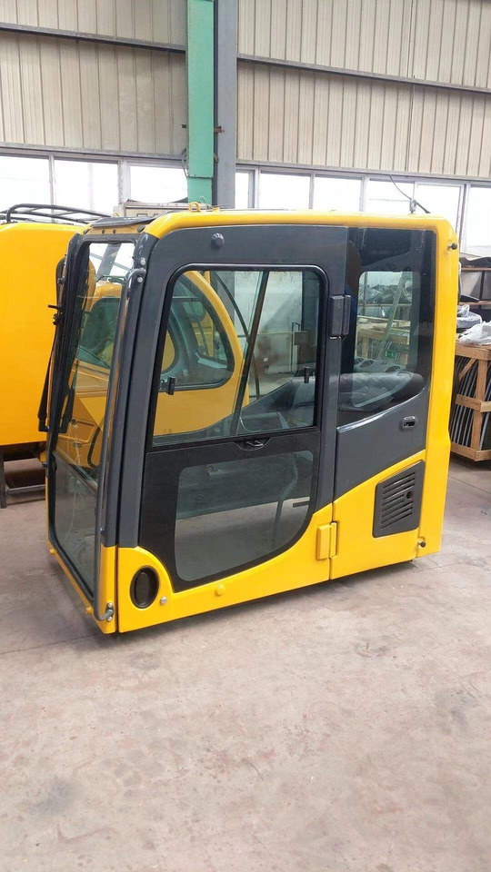KOMATSU PC 210-8 - Fülke - Kotrógép: 4 kép. KOMATSU PC 210-8 - Fülke - Kotrógép: 4 kép.
