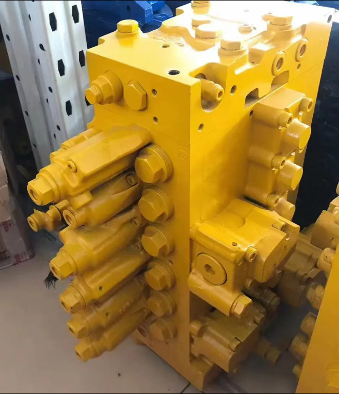 KOMATSU PC200-8 - Hidraulikus szelep - Kotrógép: 1 kép. KOMATSU PC200-8 - Hidraulikus szelep - Kotrógép: 1 kép.