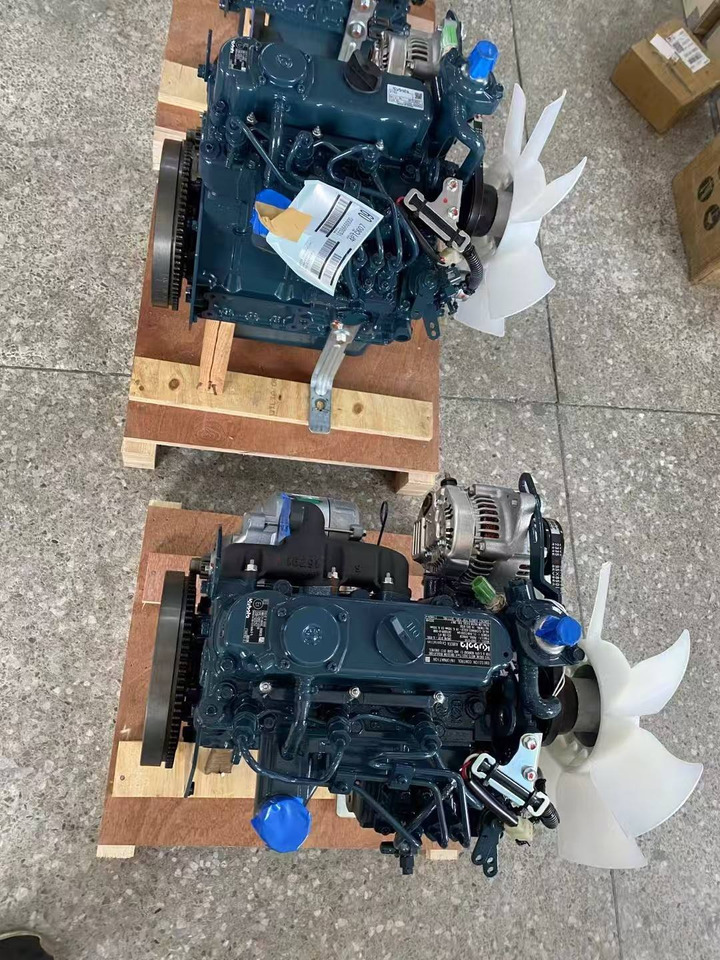 KUBOTA D902 - Motor - Kotrógép: 2 kép. KUBOTA D902 - Motor - Kotrógép: 2 kép.