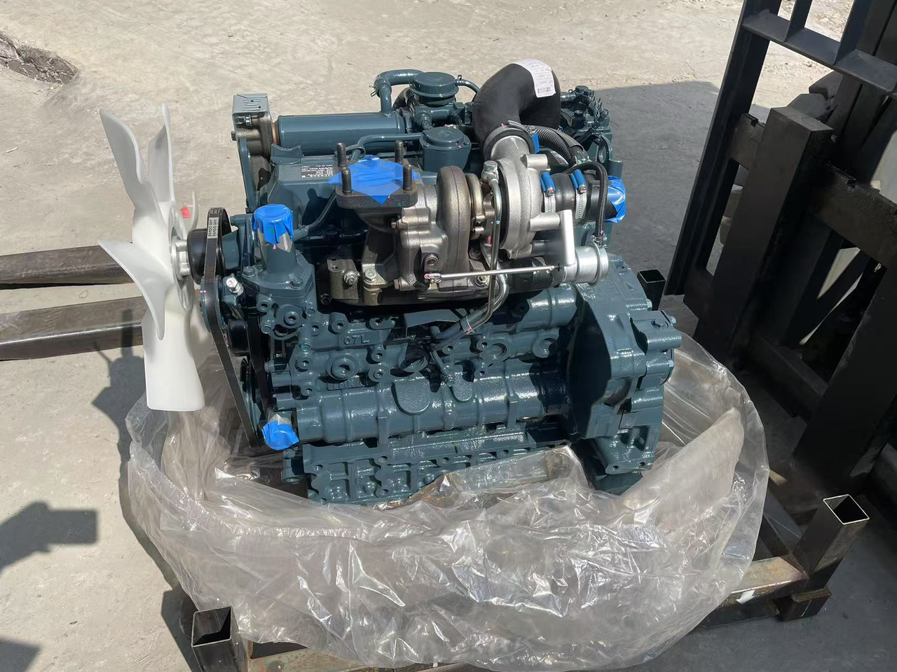 KUBOTA V3307 - Motor - Mini homlokrakodó: 1 kép. KUBOTA V3307 - Motor - Mini homlokrakodó: 1 kép.