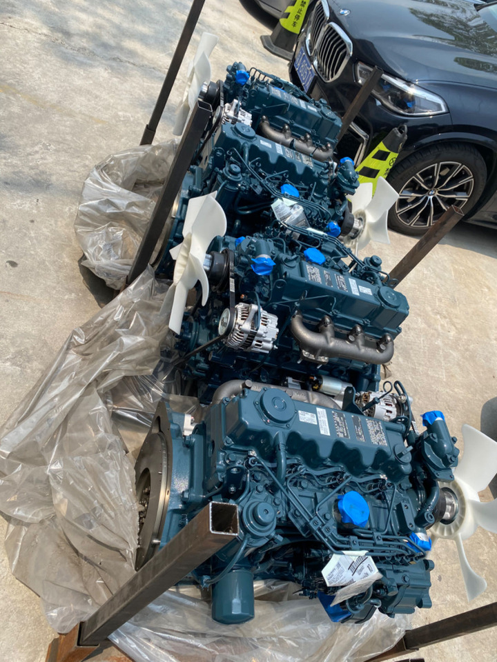 KUBOTA V3600 - Motor - Kotrógép: 2 kép. KUBOTA V3600 - Motor - Kotrógép: 2 kép.