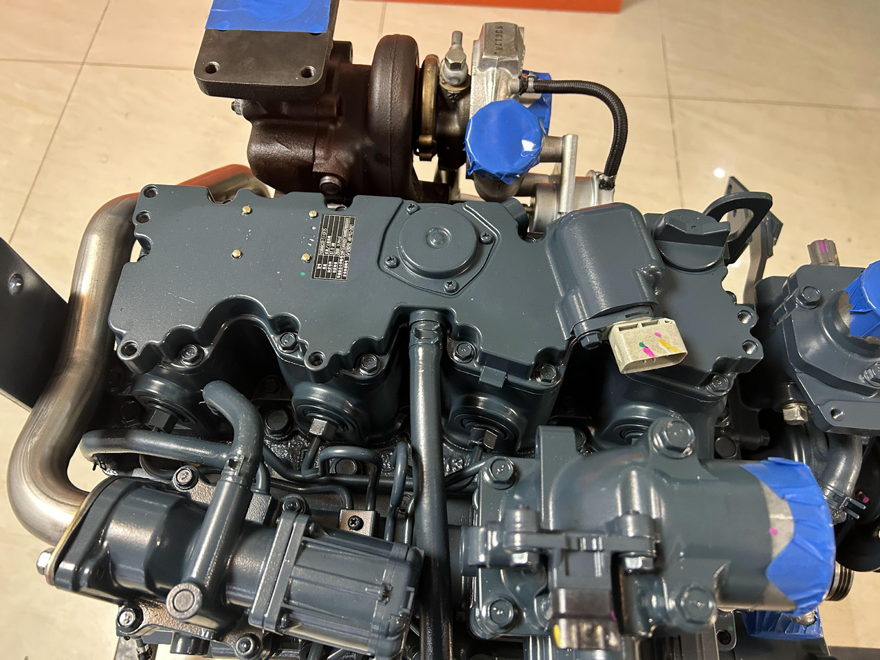 KUBOTA V3800 - Motor - Kotrógép: 2 kép. KUBOTA V3800 - Motor - Kotrógép: 2 kép.