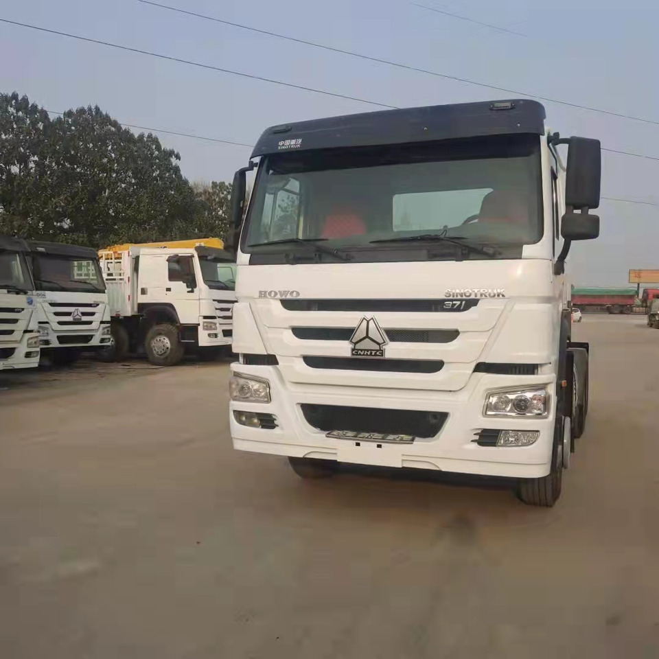 HOWO 371 - Nyergesvontató: 2 kép. HOWO 371 - Nyergesvontató: 2 kép.