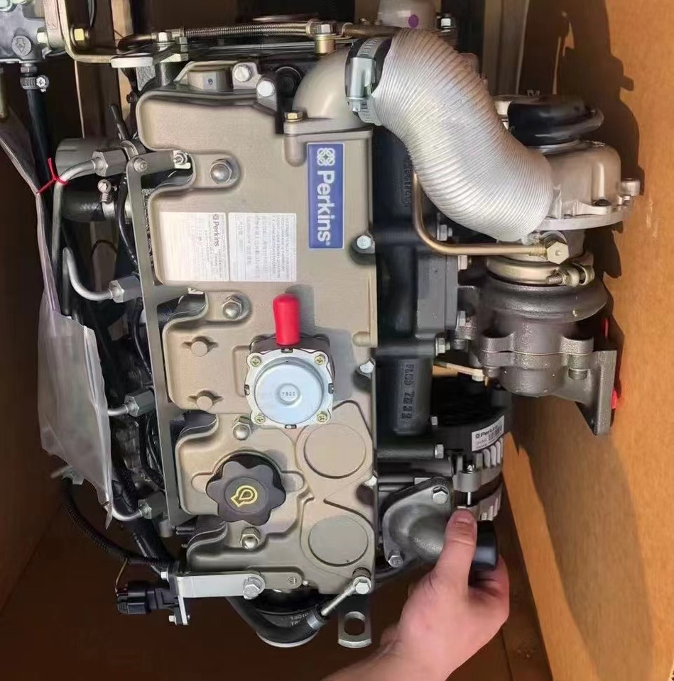 PERKINS 1106D - Motor - Kotrógép: 4 kép. PERKINS 1106D - Motor - Kotrógép: 4 kép.